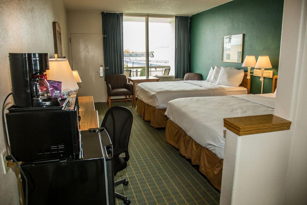 Baymont By Wyndham Fargo Hotel Exterior photo