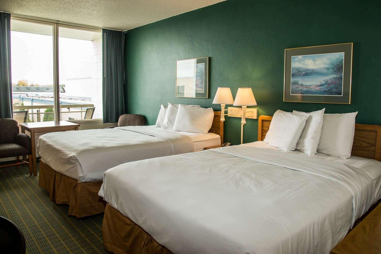 Baymont By Wyndham Fargo Hotel Exterior photo