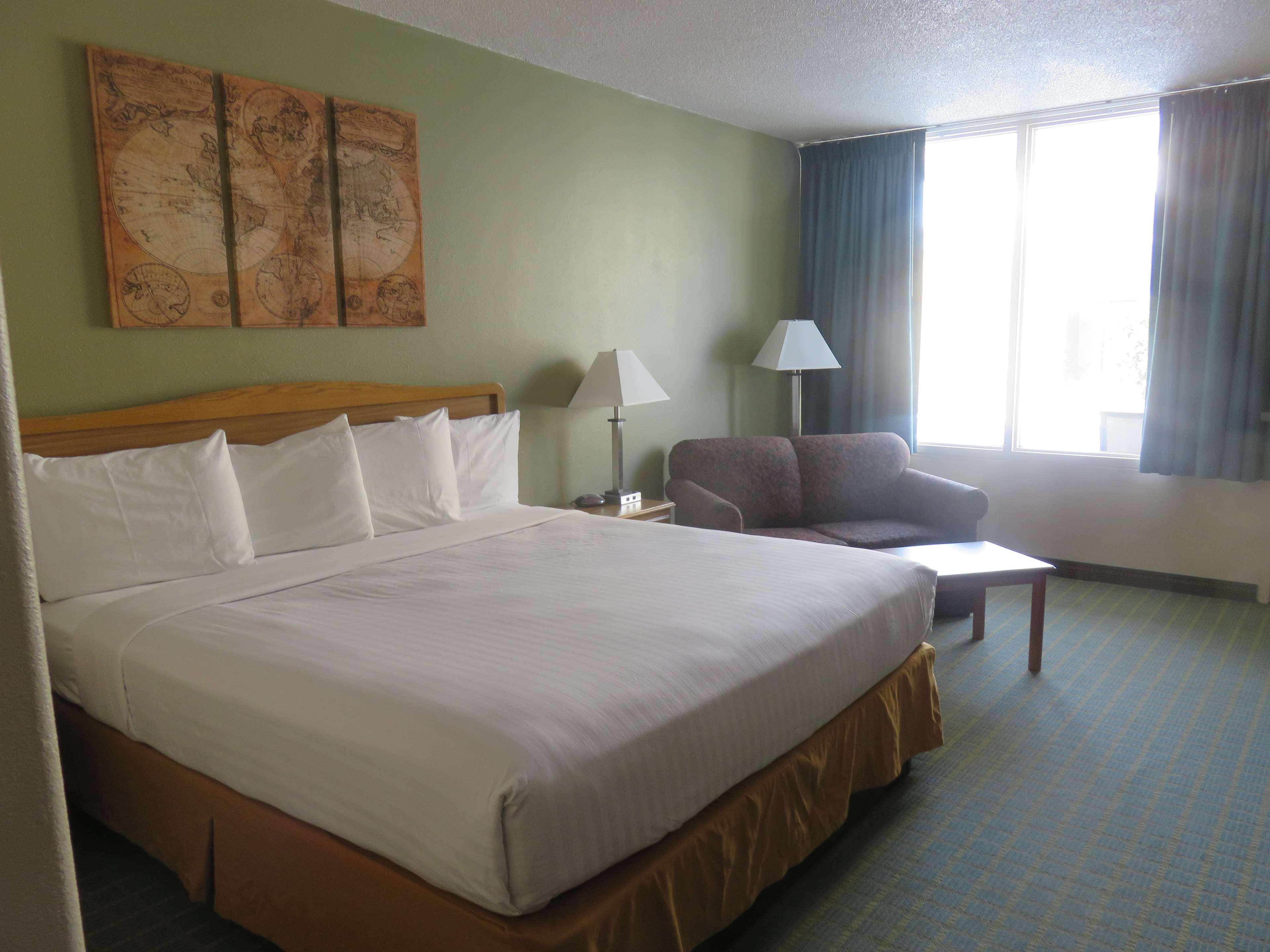 Baymont By Wyndham Fargo Hotel Exterior photo