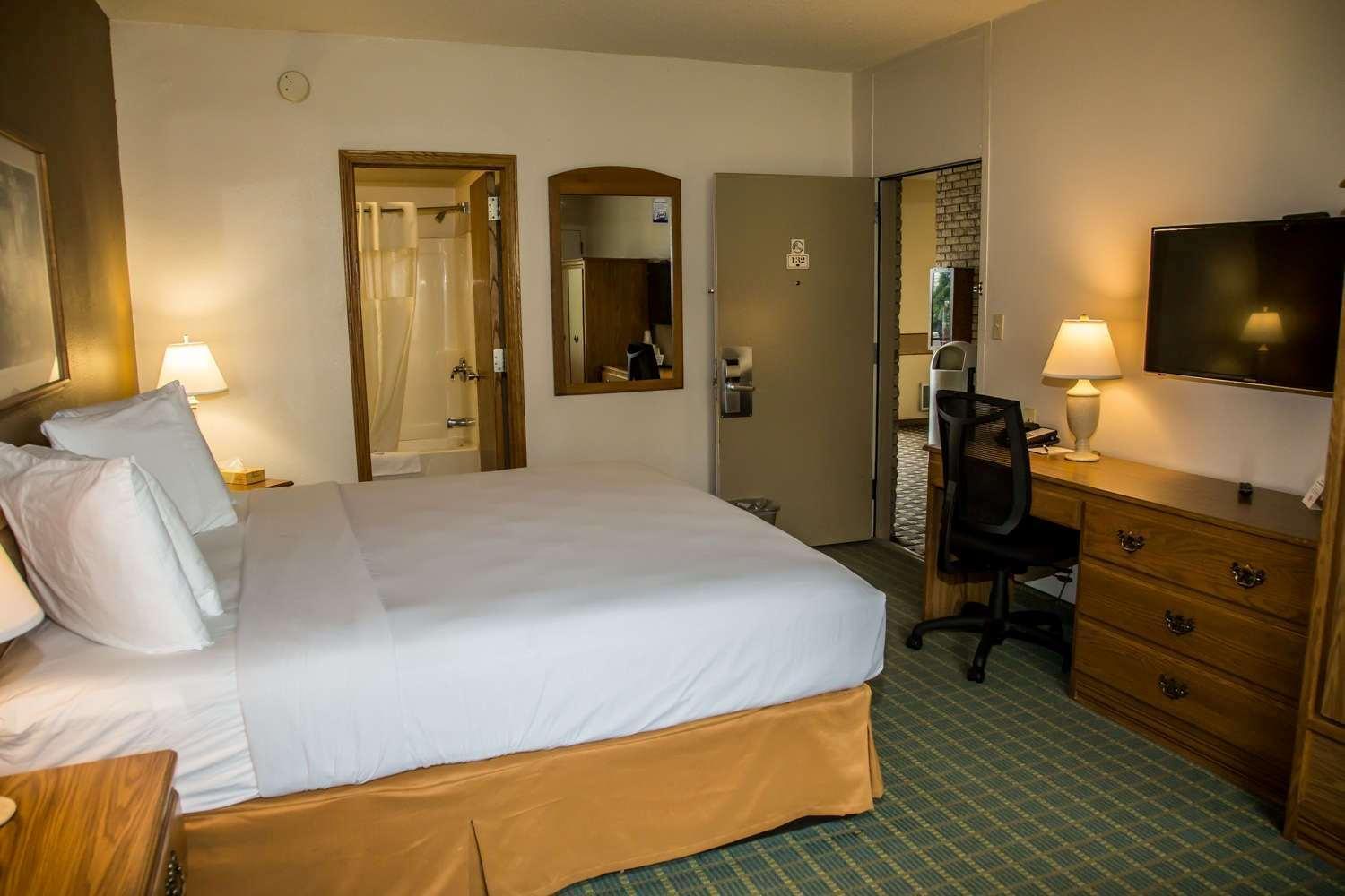 Baymont By Wyndham Fargo Hotel Exterior photo