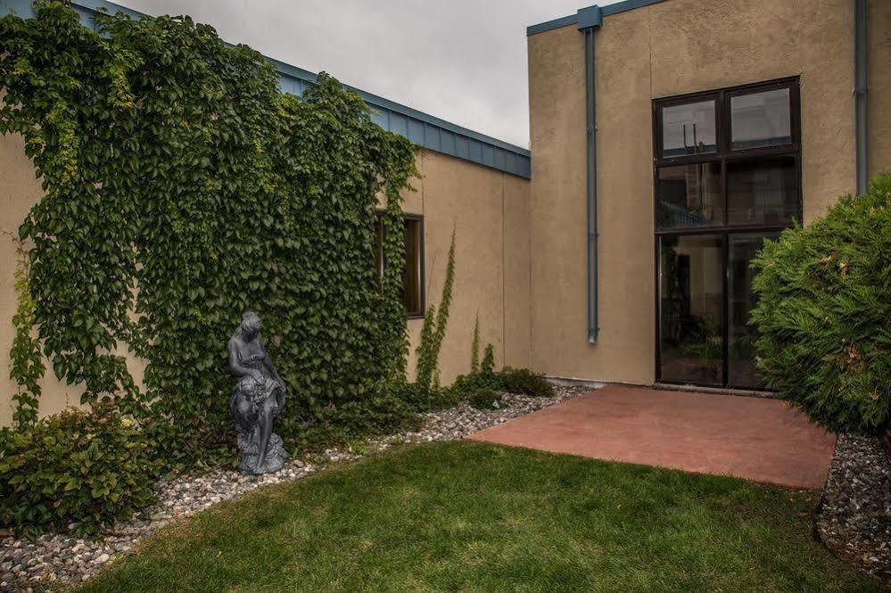 Baymont By Wyndham Fargo Hotel Exterior photo