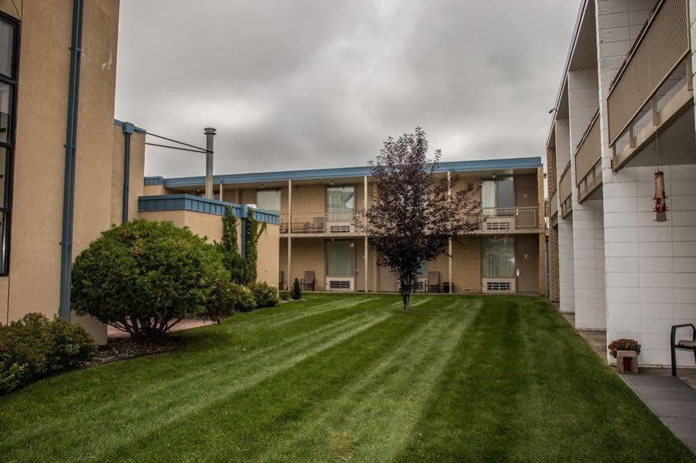 Baymont By Wyndham Fargo Hotel Exterior photo