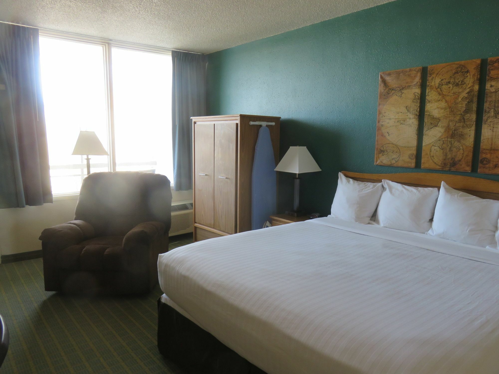 Baymont By Wyndham Fargo Hotel Exterior photo