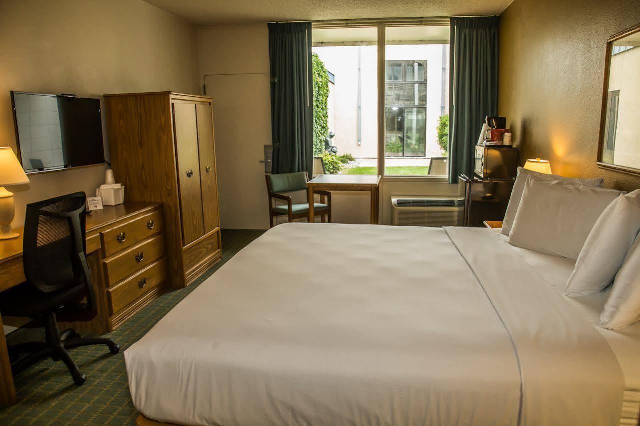 Baymont By Wyndham Fargo Hotel Exterior photo