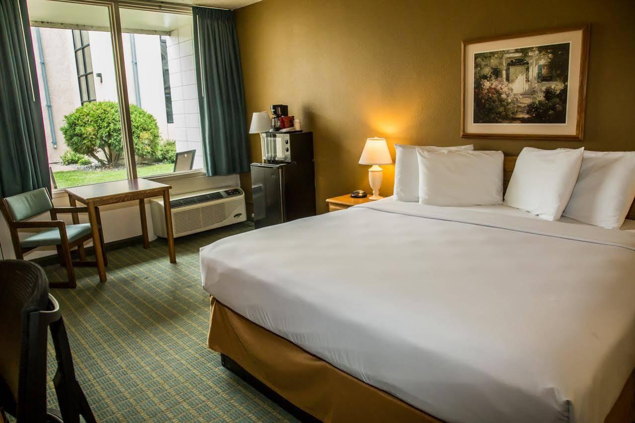 Baymont By Wyndham Fargo Hotel Exterior photo