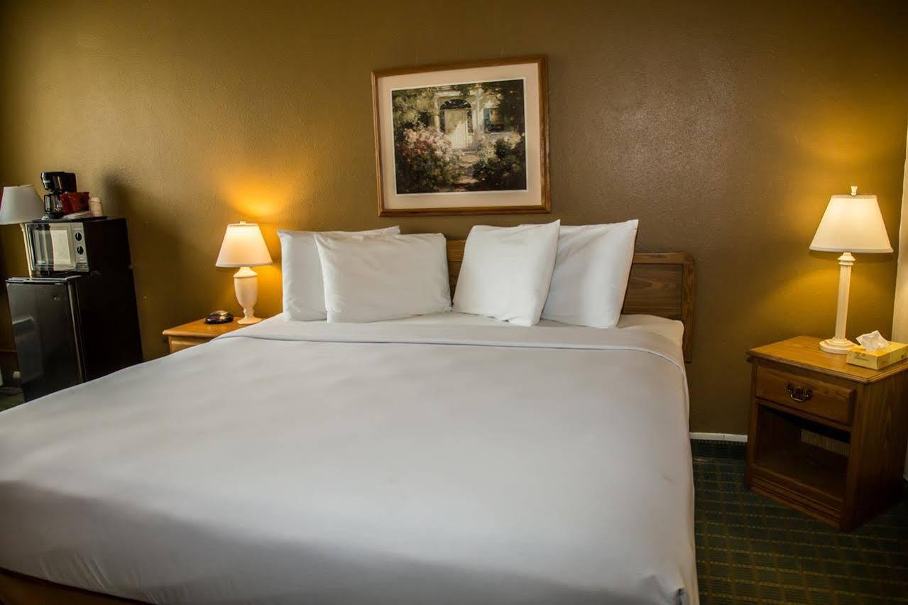 Baymont By Wyndham Fargo Hotel Exterior photo