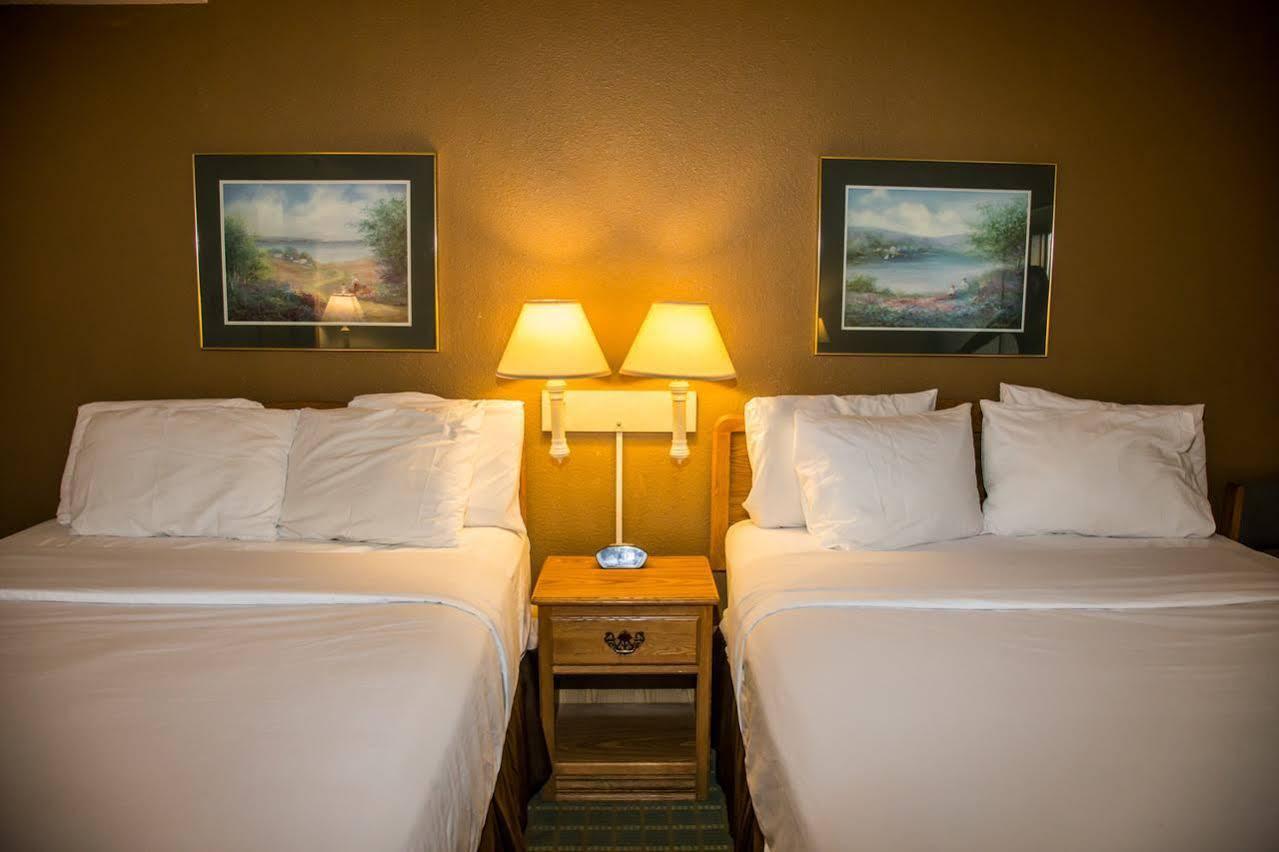 Baymont By Wyndham Fargo Hotel Exterior photo