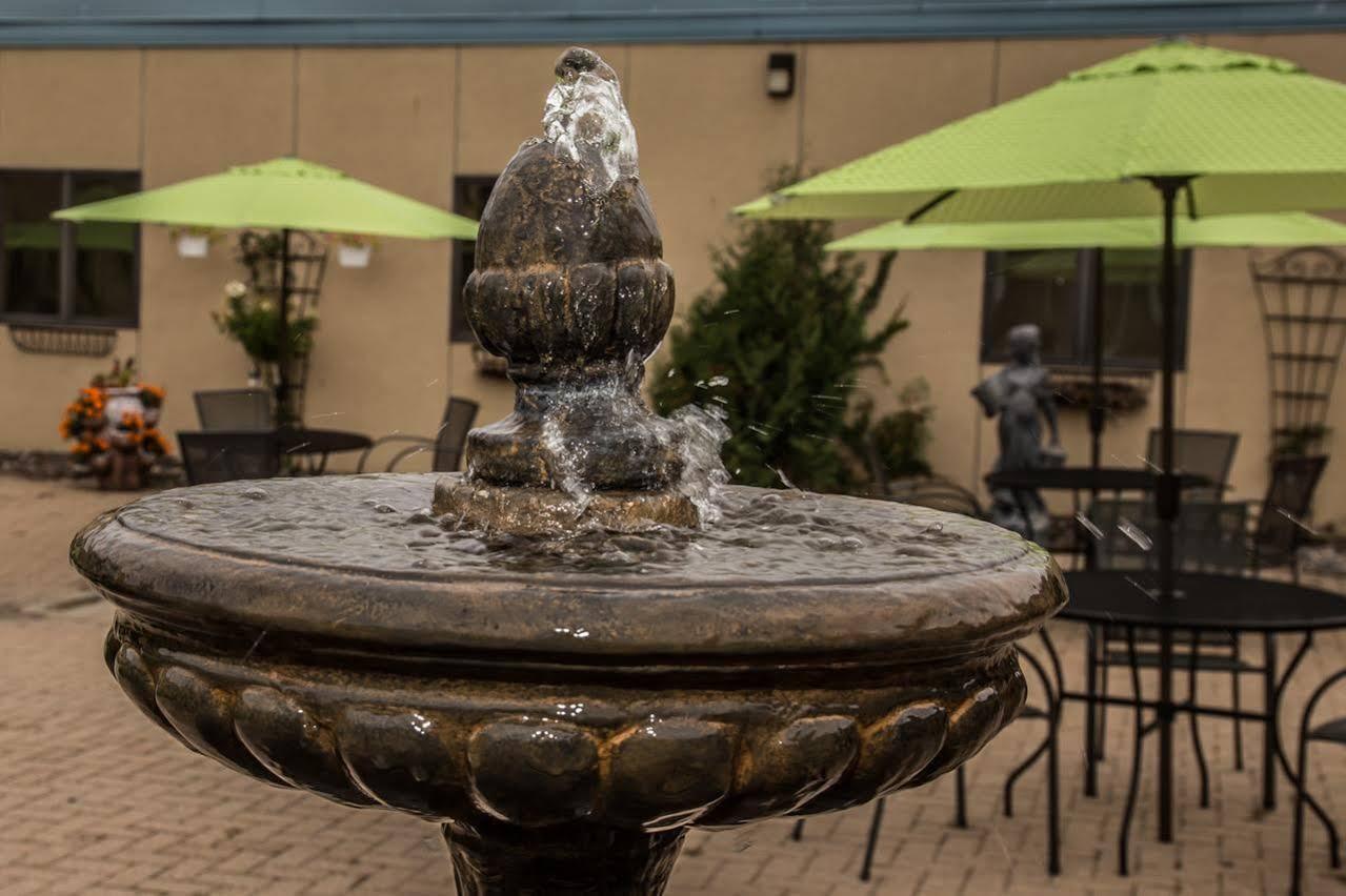 Baymont By Wyndham Fargo Hotel Exterior photo